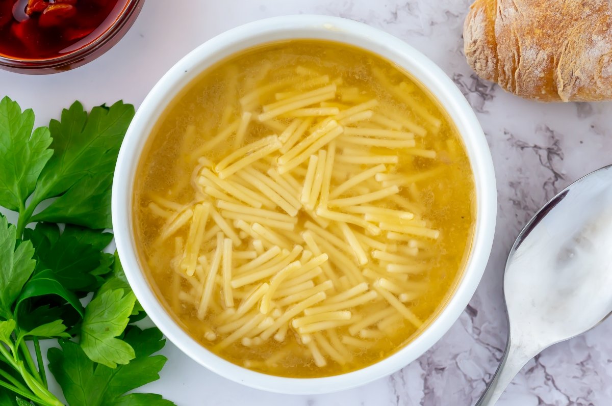 Sopa de fideos del cocido maragato