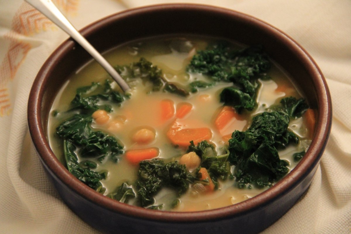 Sopa de legumbres y kale