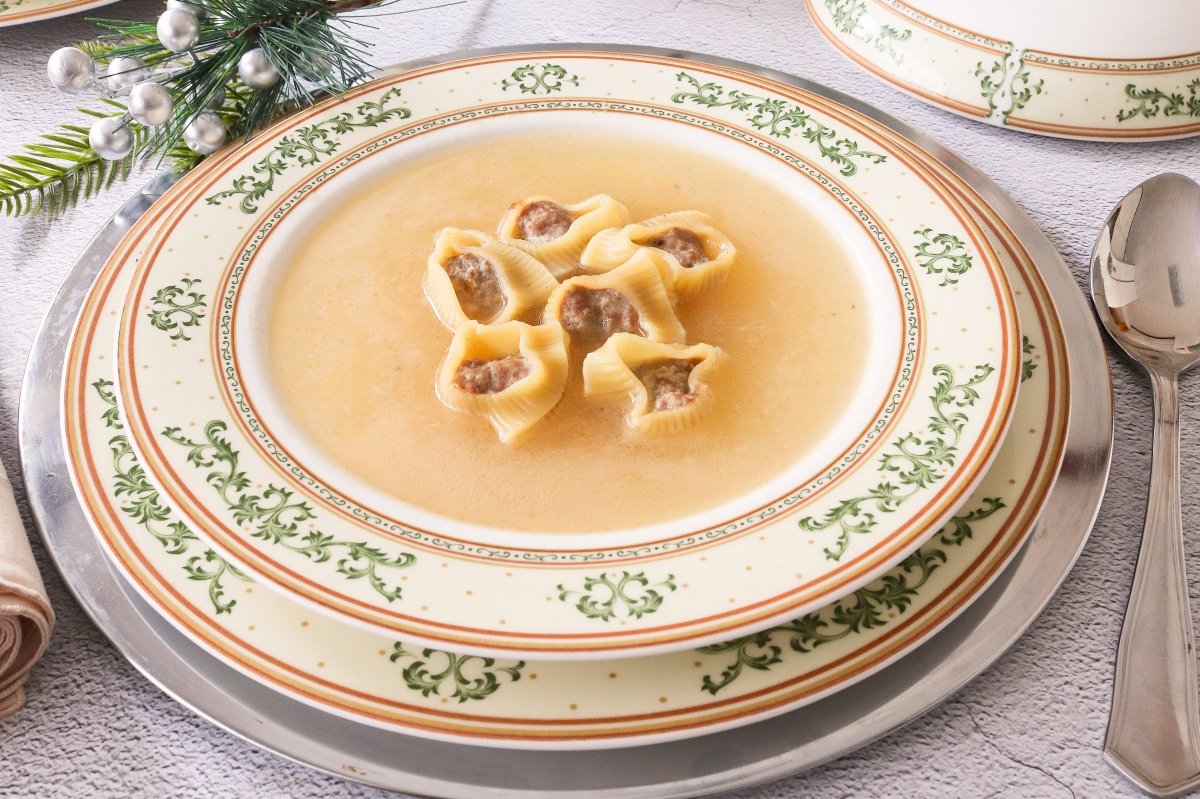 Sopa de Navidad con galets rellenos