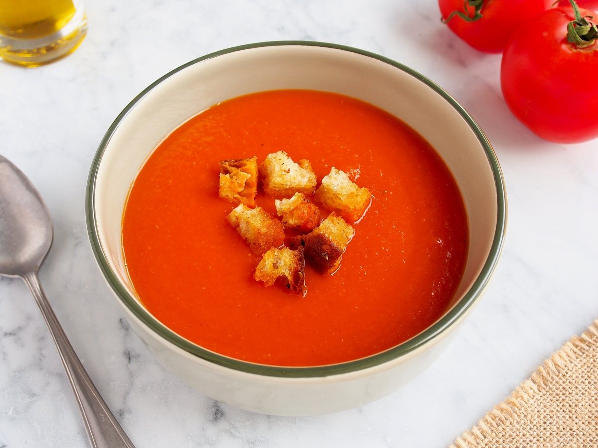 Sopa de tomate con picatostes