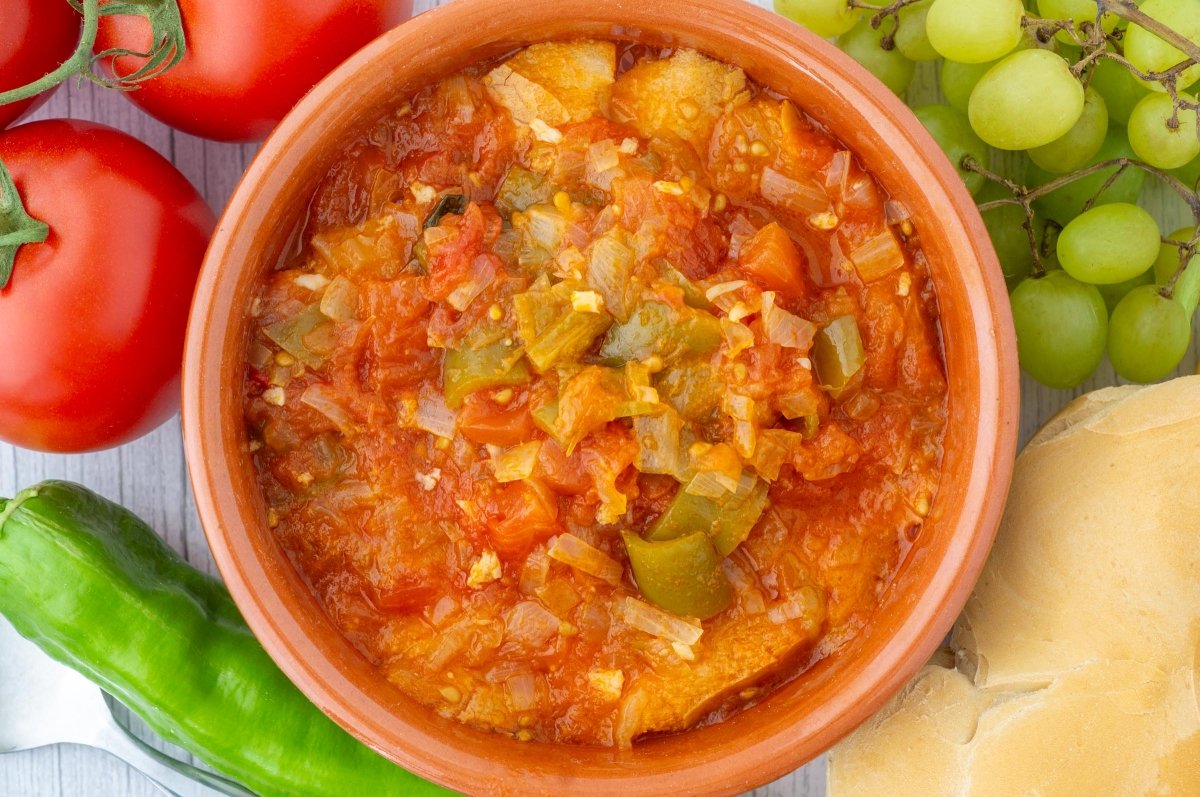 Sopa de tomate extremeña con uvas