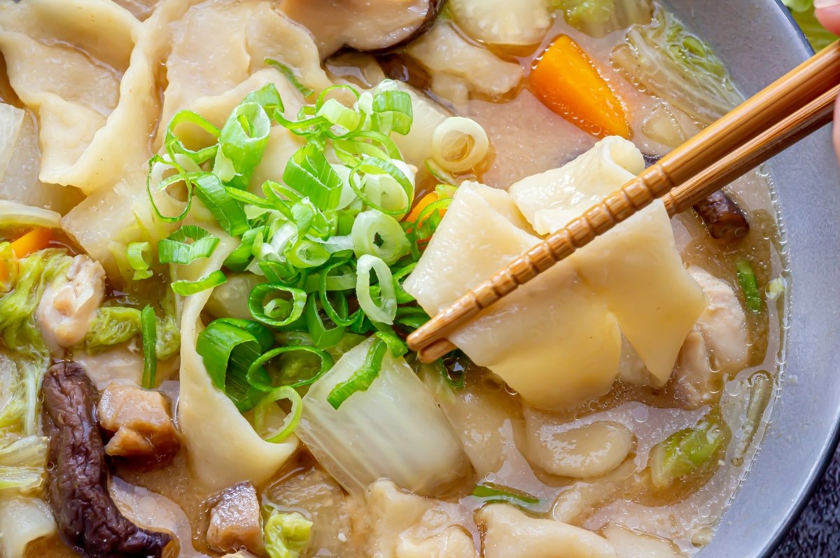 Dangojiru, receta de la auténtica sopa japonesa de fideos planos con verdura