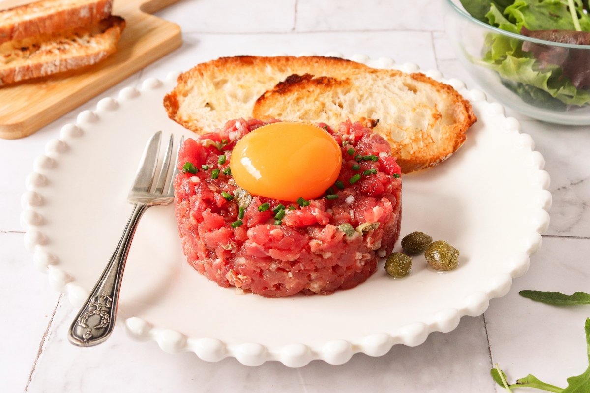 Steak tartar con yema de huevo