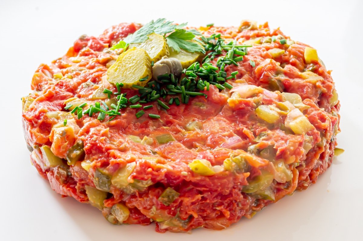 Steak tartar vegetariano con tomate