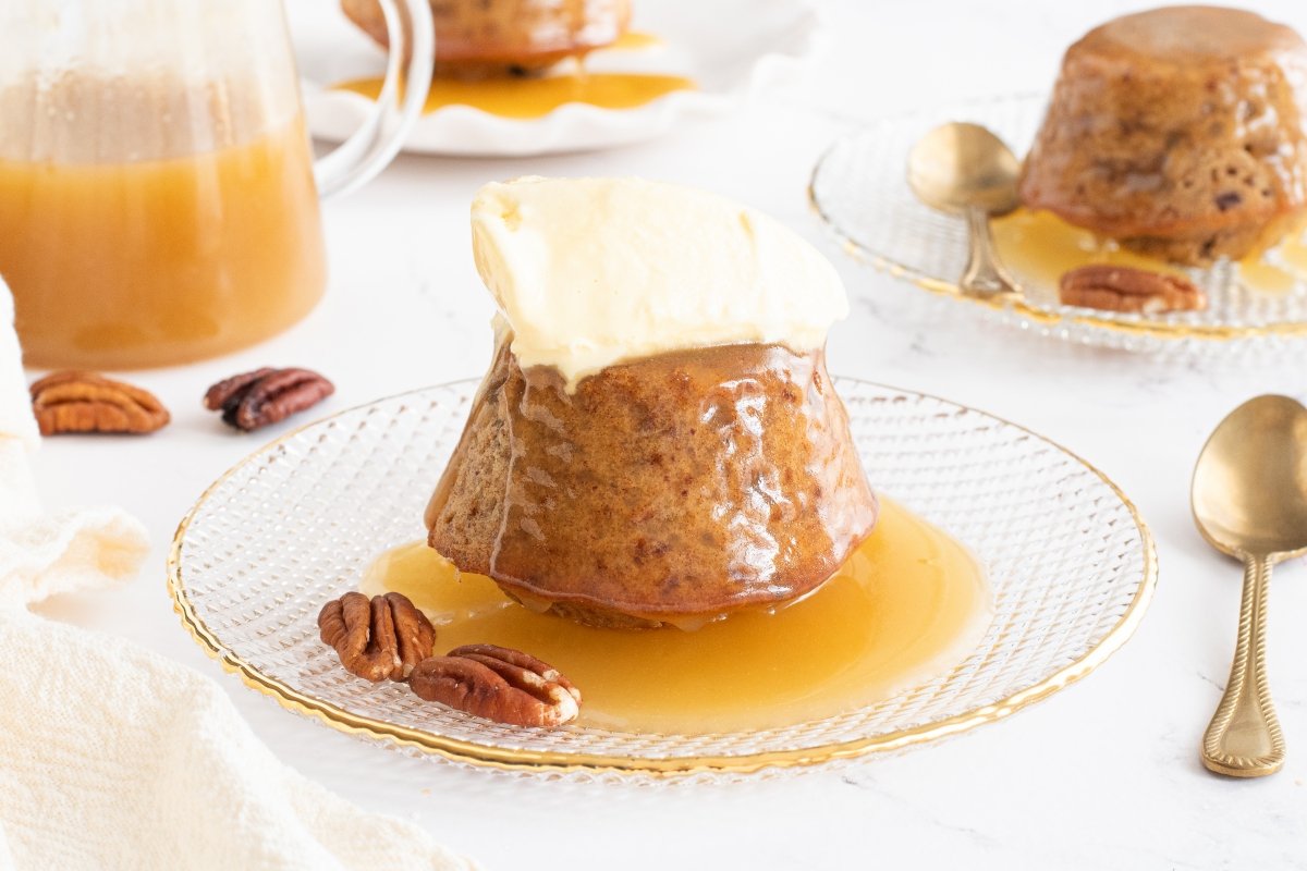 Sticky toffee pudding con helado