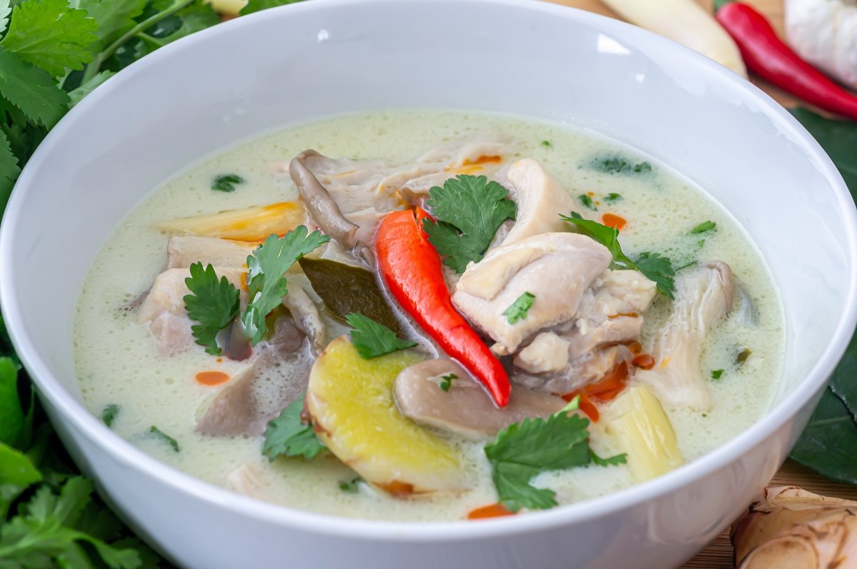 Sugerencia de presentación de la sopa tom kha kai