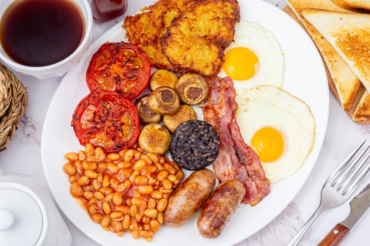 Sugerencia de presentación de un desayuno inglés