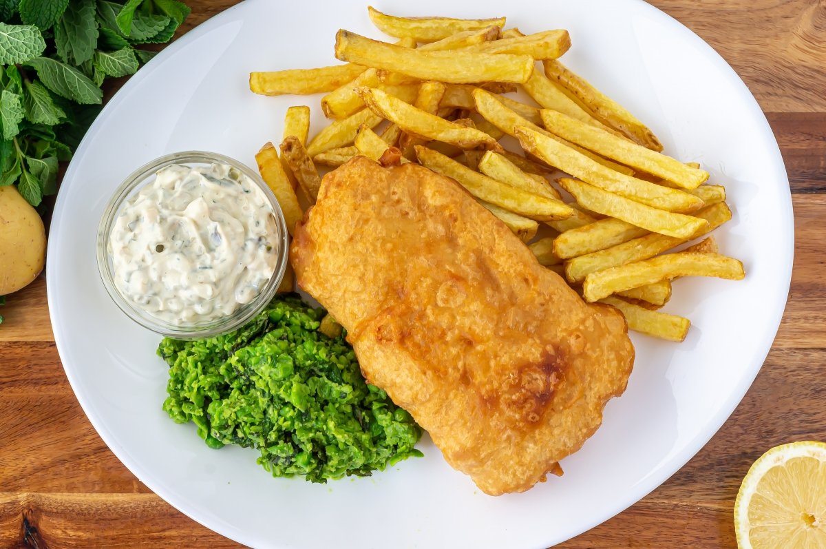 Fish and chips, la tradicional receta inglesa crujiente y deliciosa