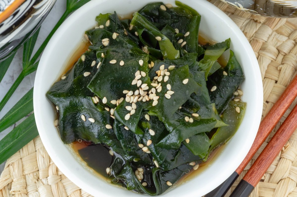 Sugerencia para presentar la ensalada wakame
