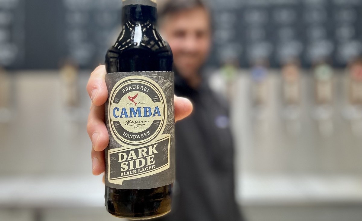 Sujetando una botella de Camba Dark Side