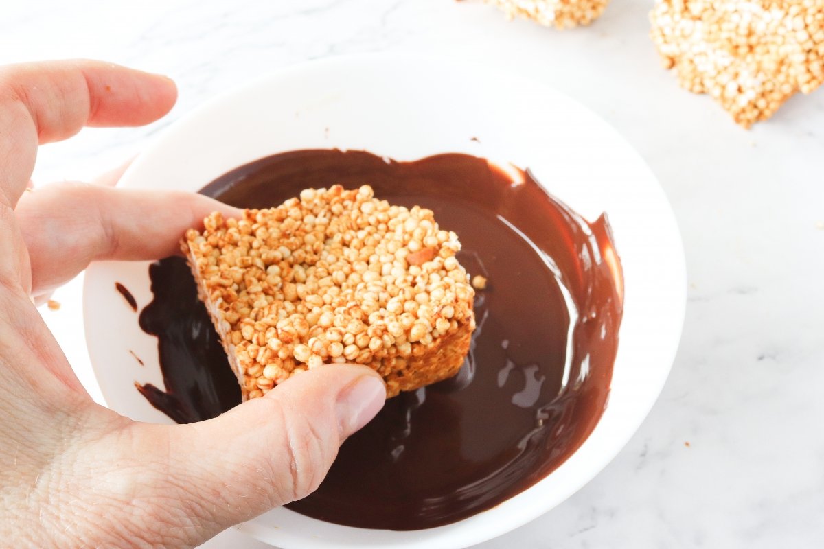 Sumergir en chocolate las barritas de quinoa inflada