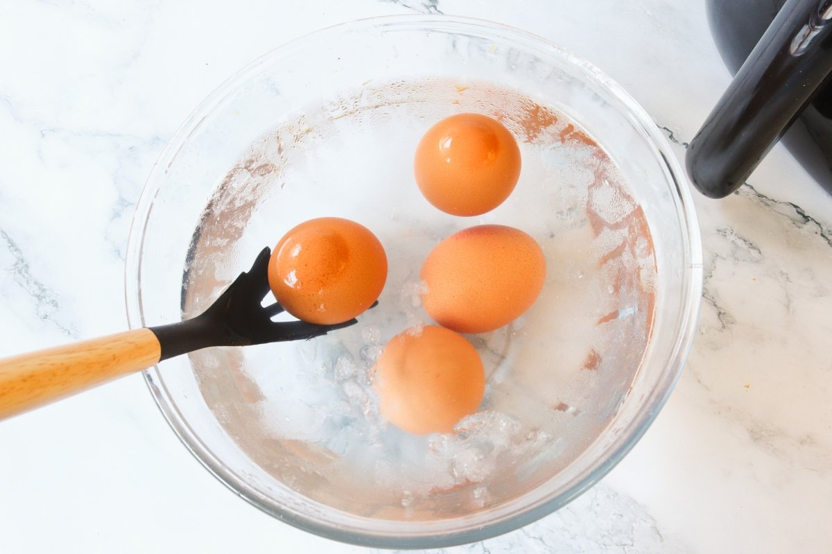 Sumergir los huevos duros en agua helada