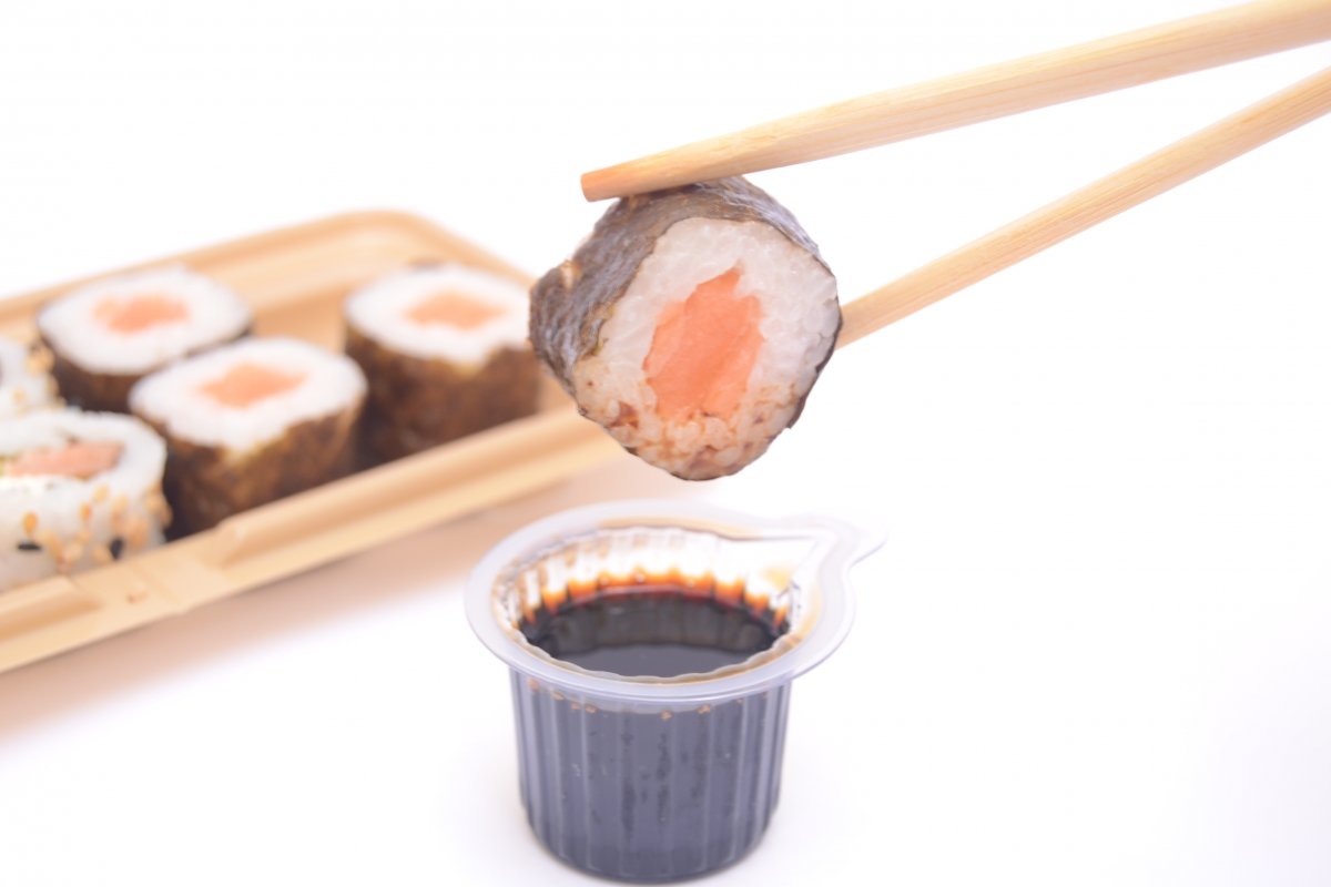 Sushi maki de salmón de Hacendado mojado en salsa de soja