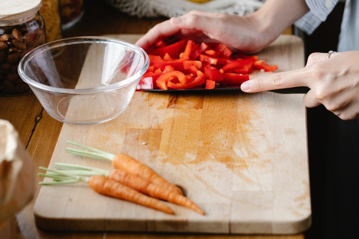 Tabla de cortar de madera manchada por alimentos