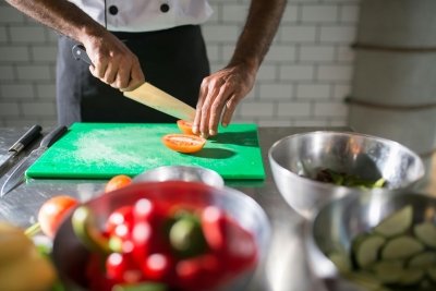 El secreto tras el color de las tablas de cortar de los chefs profesionales