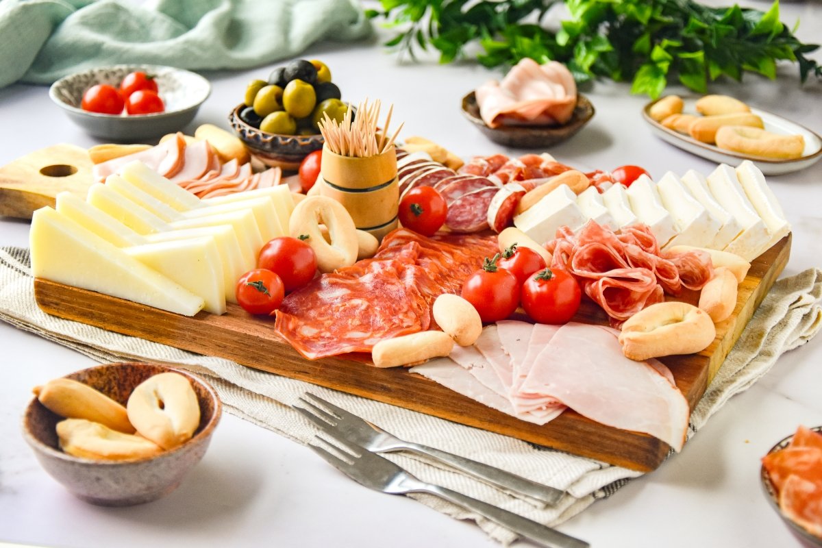 Tabla de embutidos lista para comer