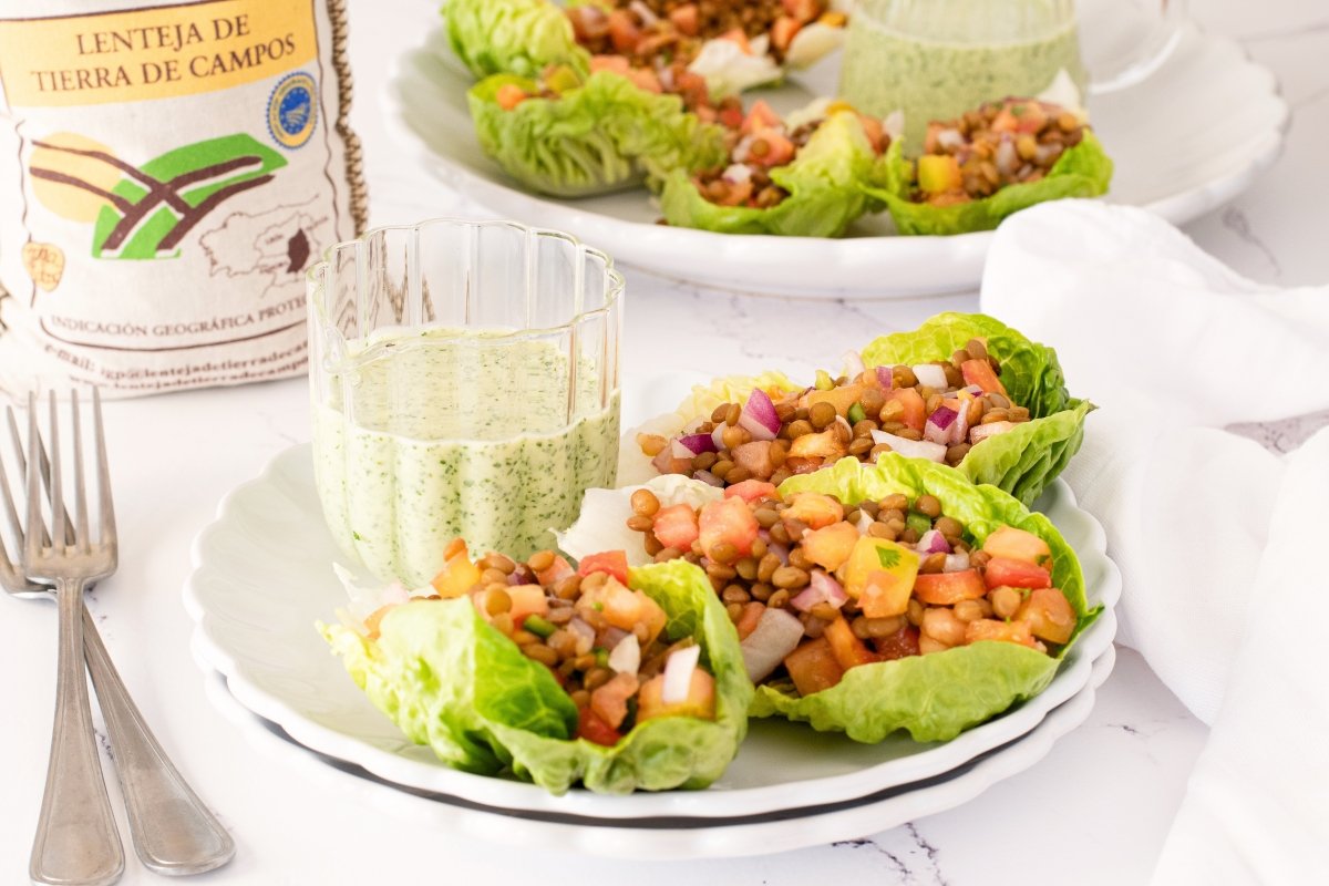 Tacos de lechuga con lentejas y pico de gallo en la fuente