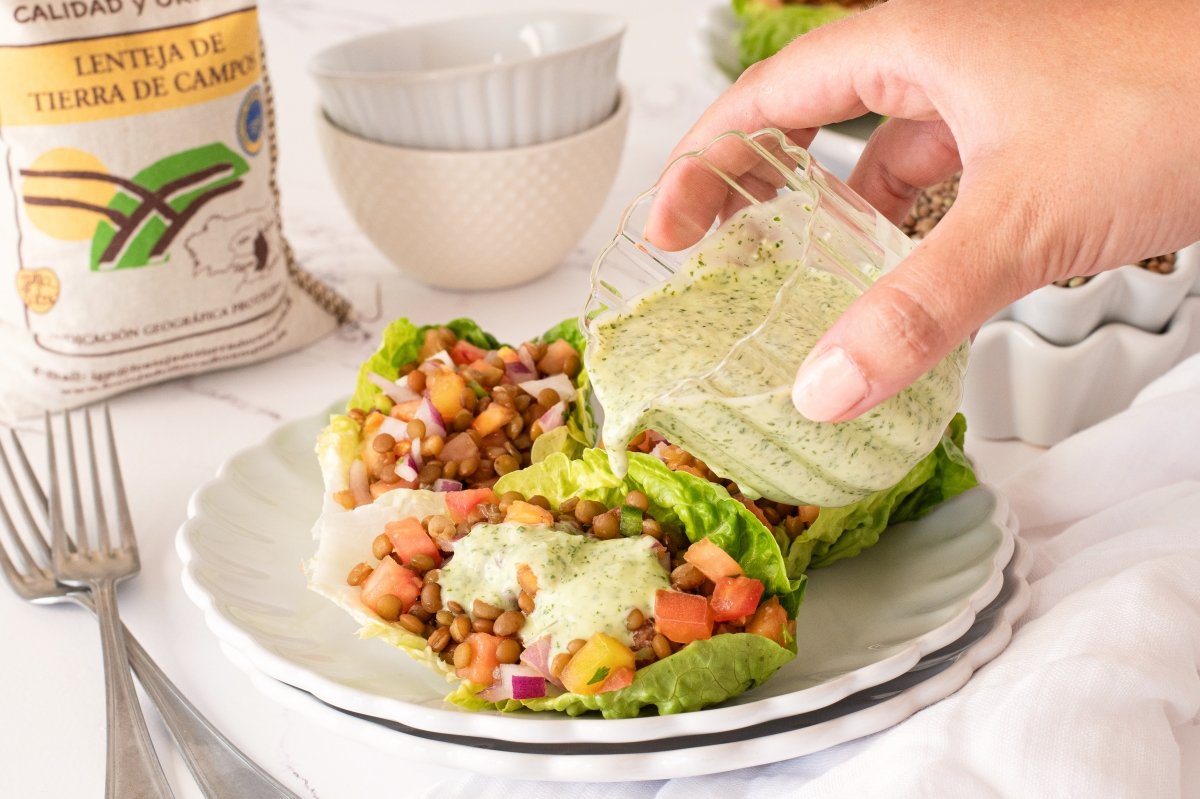 Tacos de lechuga con lentejas y pico de gallo servidos con salsa