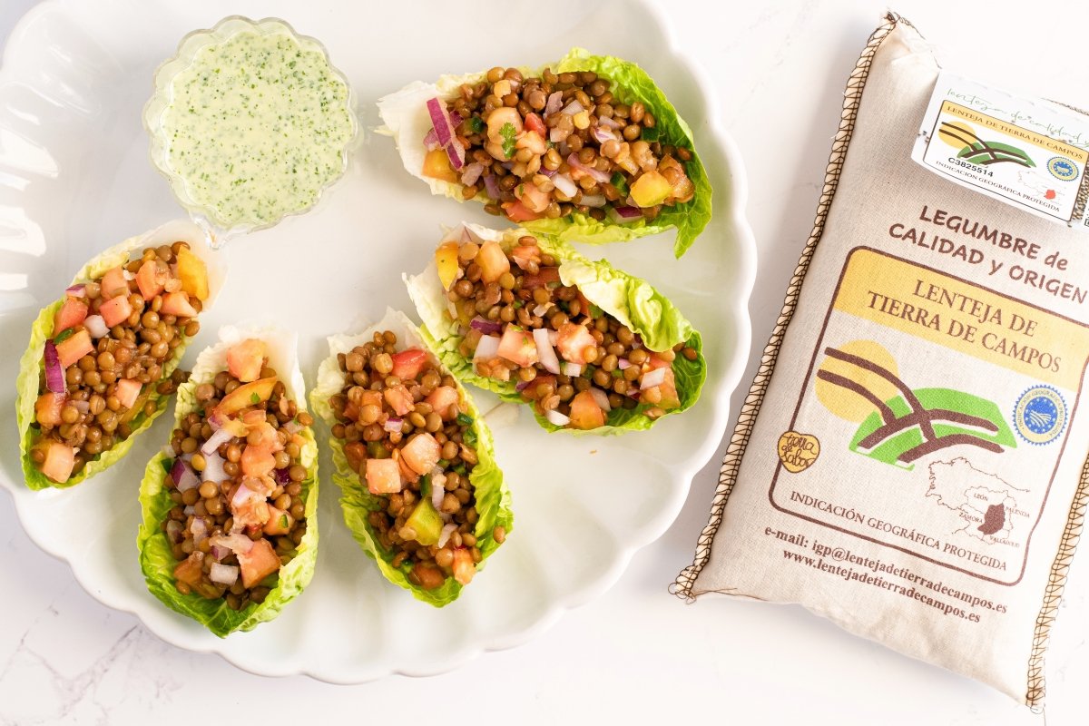 Tacos de lechuga con lentejas y pico de gallo