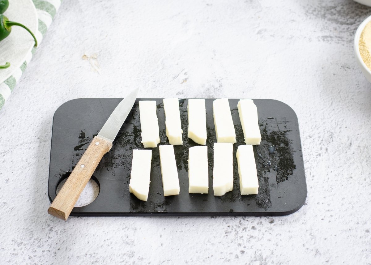 Tacos de mozarella cortados para hacer jalapeños rellenos de queso