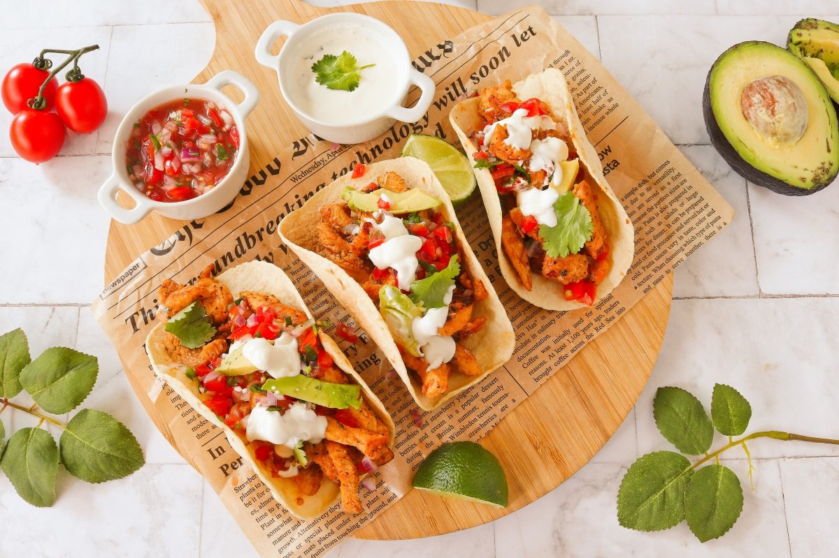 Tacos de pollo con pico de gallo y salsa agria