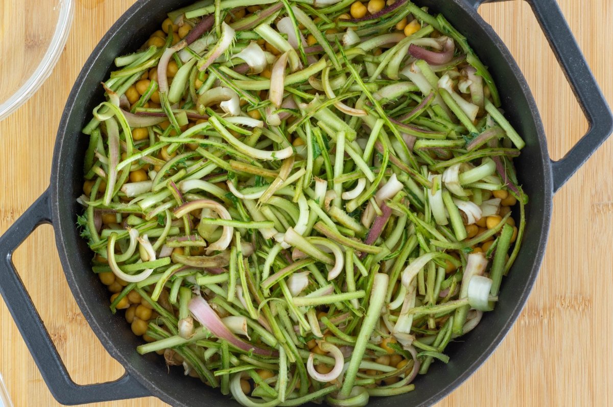 Tagarninas en la olla para el potaje con garbanzos