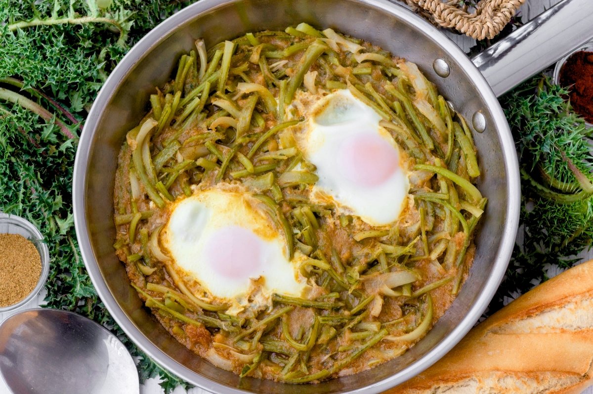 Tagarninas esparragadas con huevo pochado