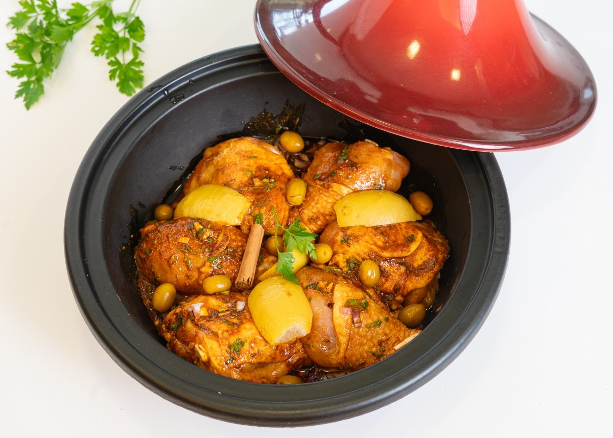 Tajine de pollo preparado para acercar al fuego