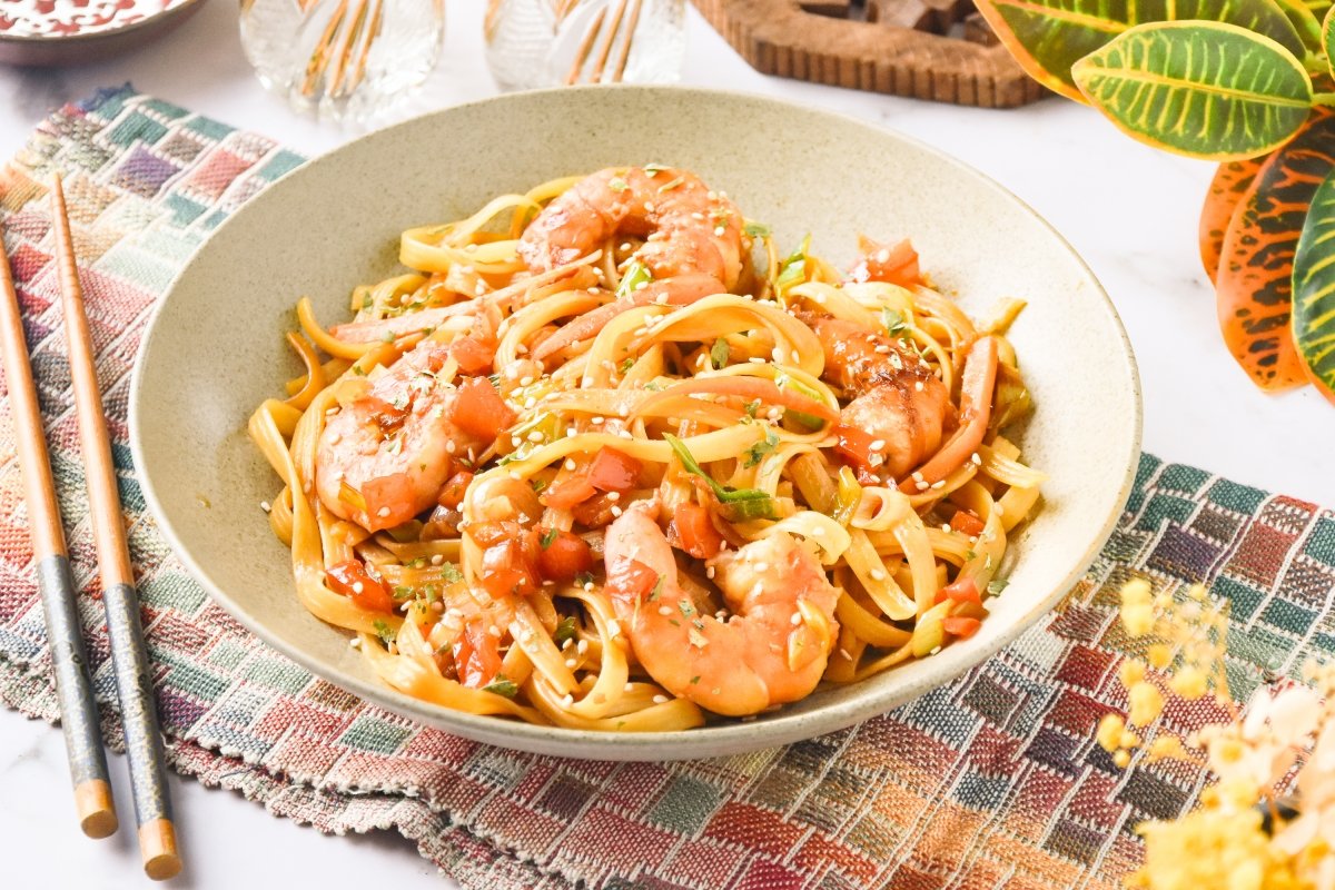 Tallarines con gambas al estilo chino listos para comer
