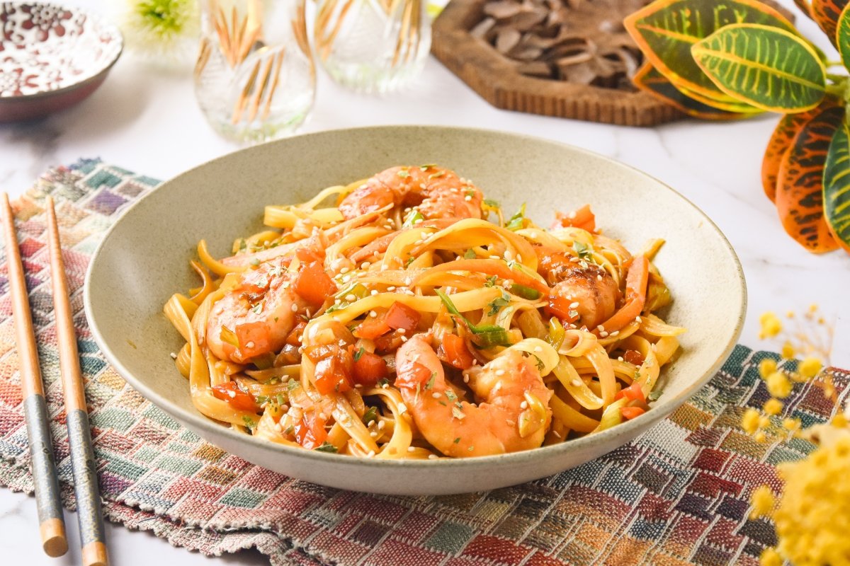 Tallarines con gambas al estilo chino
