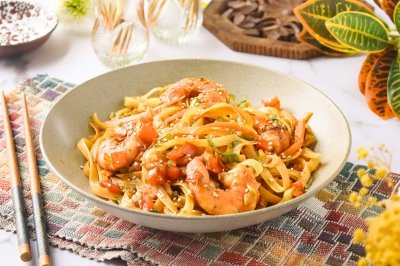 Tallarines con gambas al estilo chino