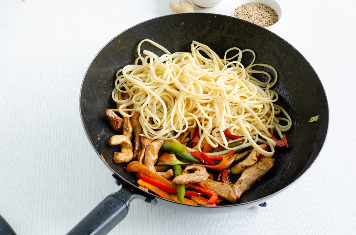 Tallarines en el wok con las verduras y el pollo