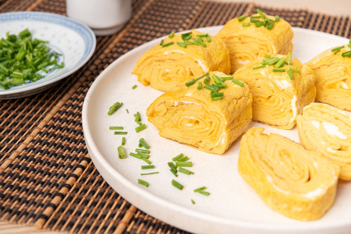 Tamagoyaki cortado en rodajas