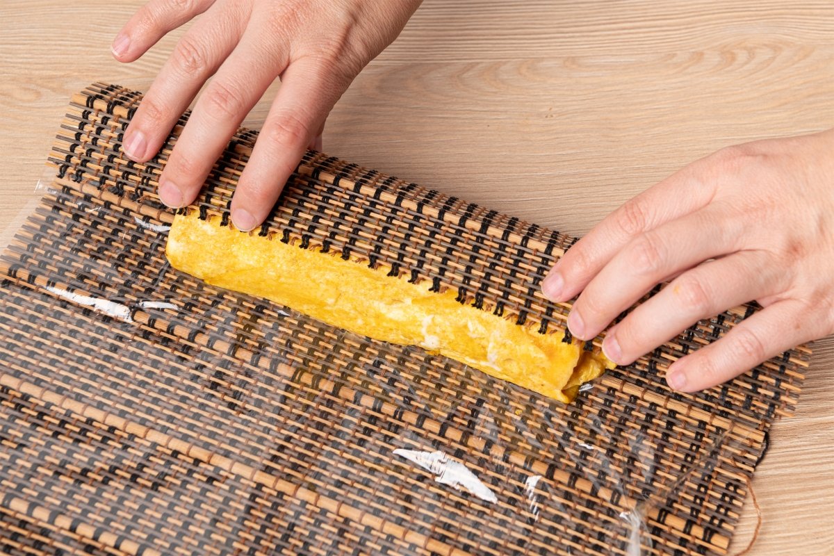 Tamagoyaki en esterilla de sushi