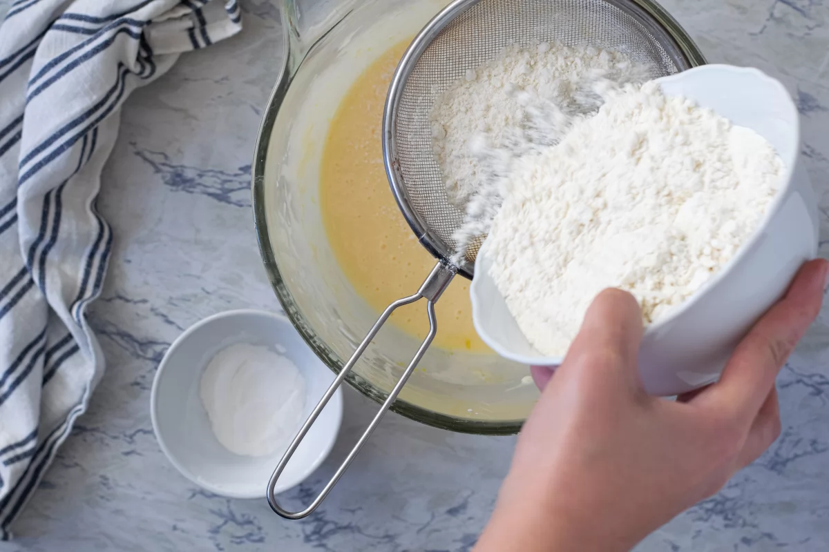 Tamizamos la harina y el bicarbonato de las magdalenas sin leche *