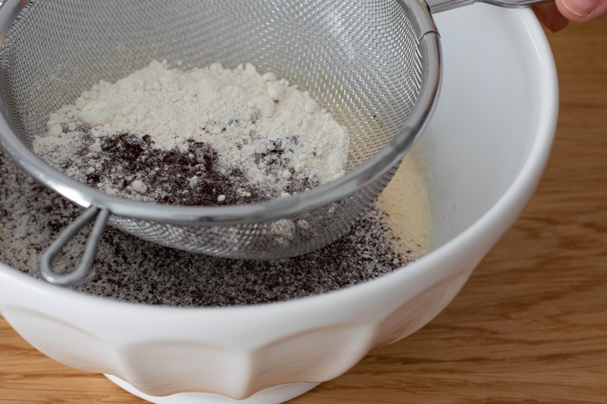 Sift the flour and cocoa from the chocoflan cake