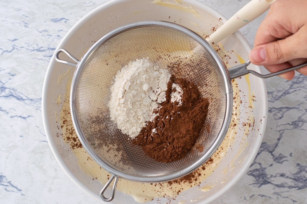 Tamizamos la harina y el cacao del pastel de chocolate