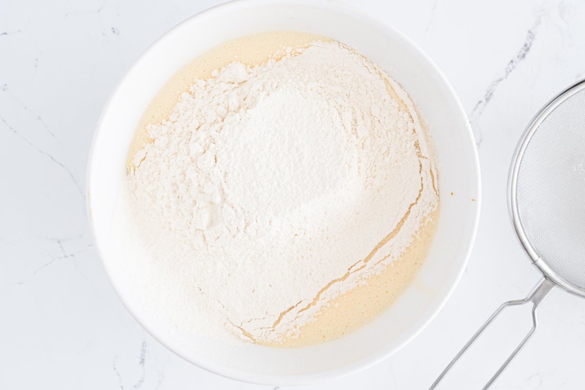 Tamizamos la harina y la levadura