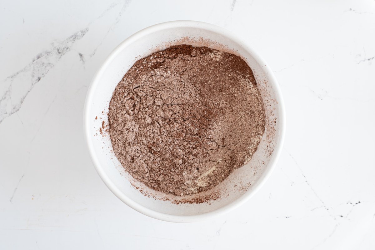 Tamizamos los ingredientes de los alfajores de chocolate