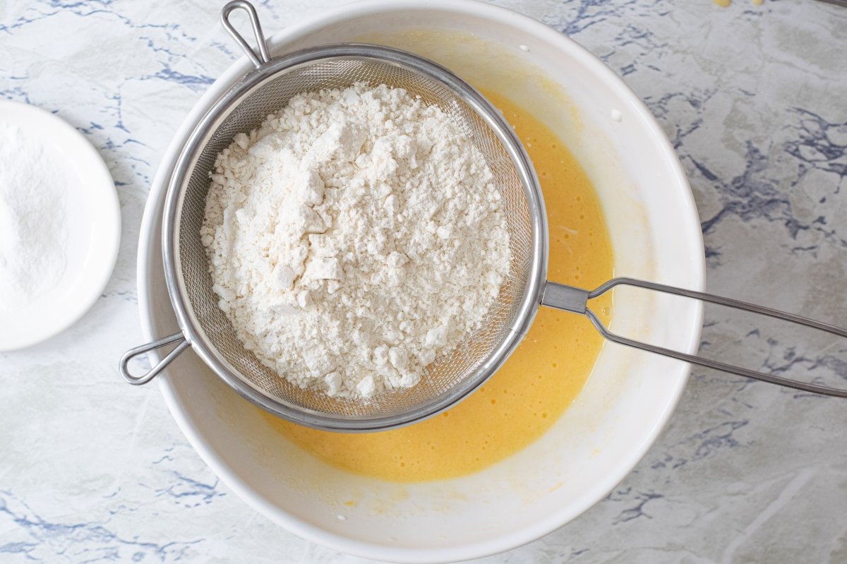 Tamizar el impulsor químico, la harina y la sal. Batir junto al resto de ingredientes