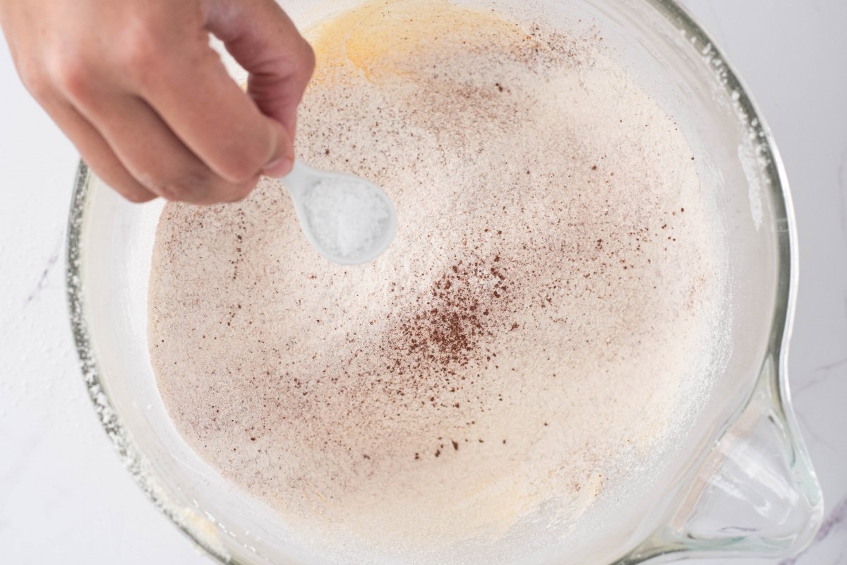 Tamizar harina de la tarta red velvet
