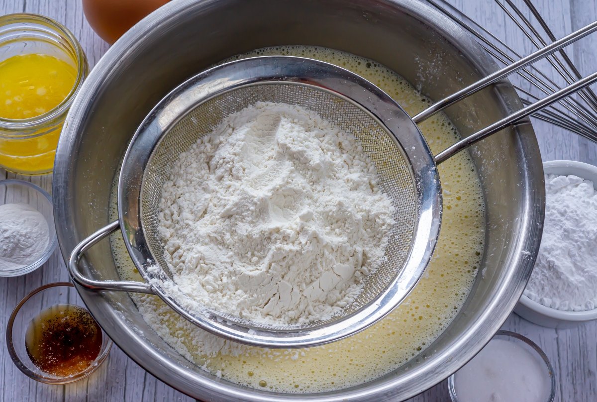Tamizar la harina para el bizcocho de leche condensada