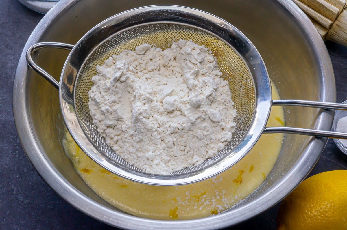 Tamizar la harina para los bizcochitos de limón