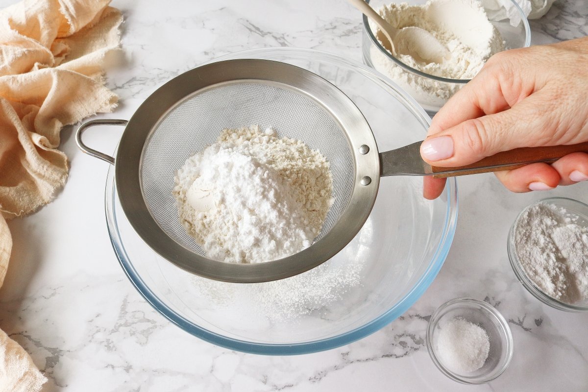 Tamizar la harina y el azúcar para el pâte sucrée