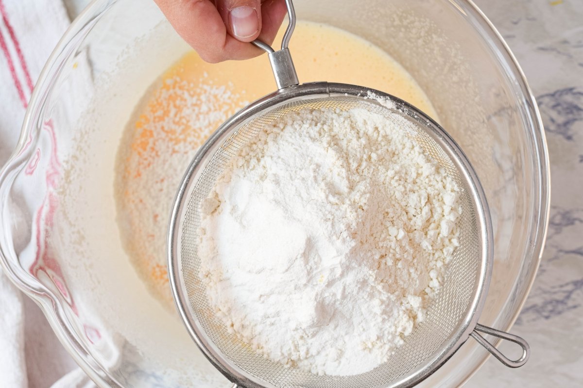 Tamizar la harina y la levadura del bizcocho de limón y yogur