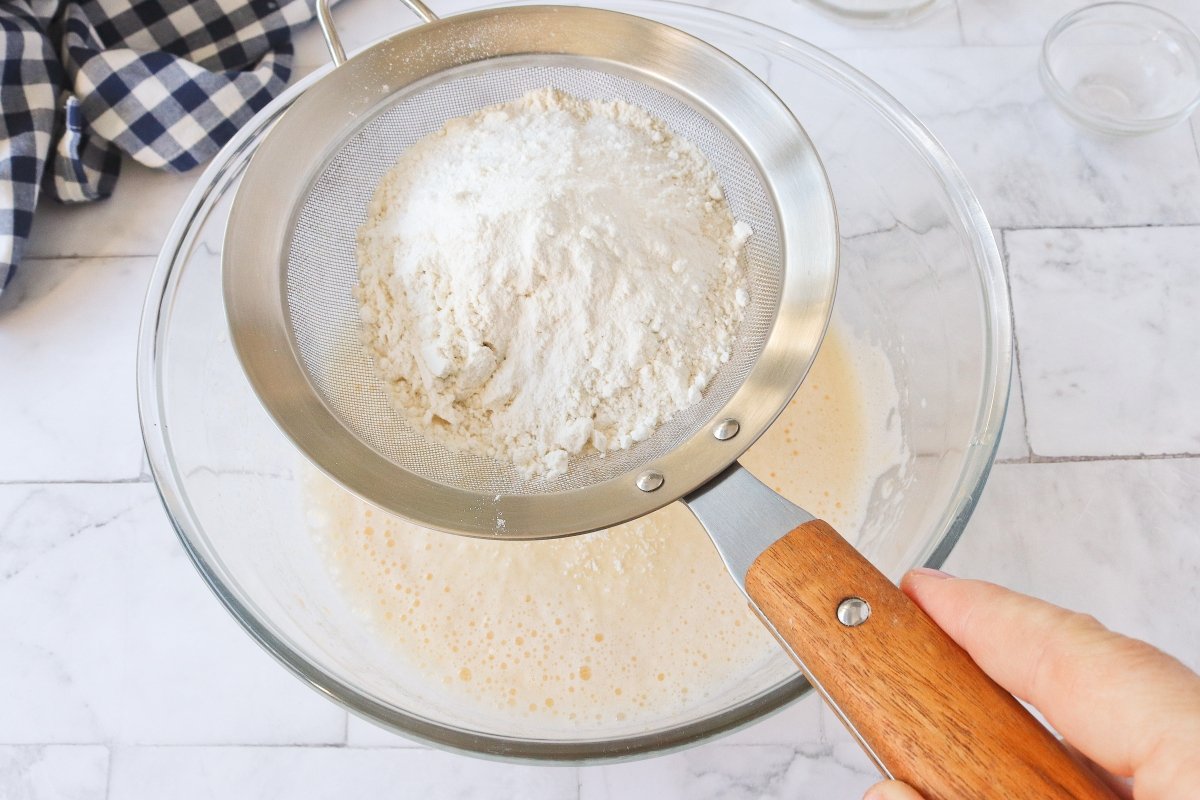 Tamizar los ingredientes secos para la tarta de manzana en freidora de aire