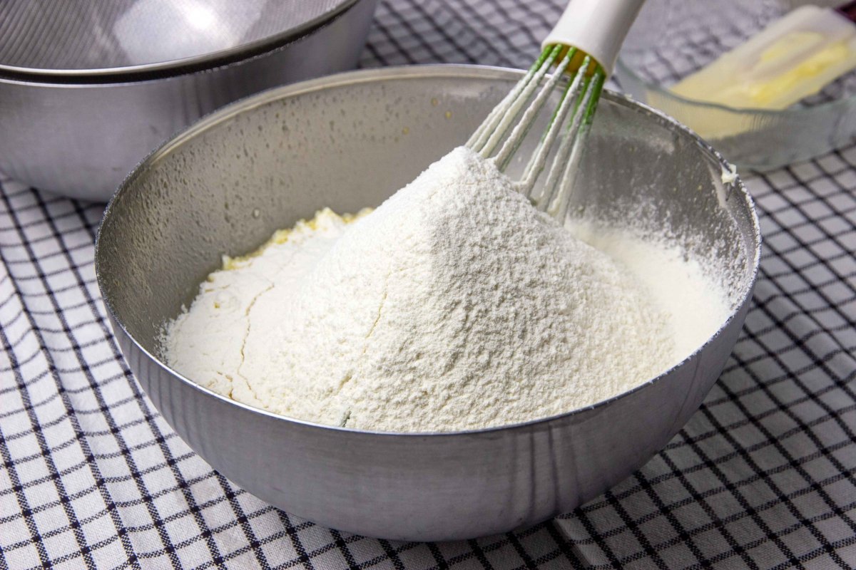 Tamizar y añadir la harina para el bizcocho de mantequilla