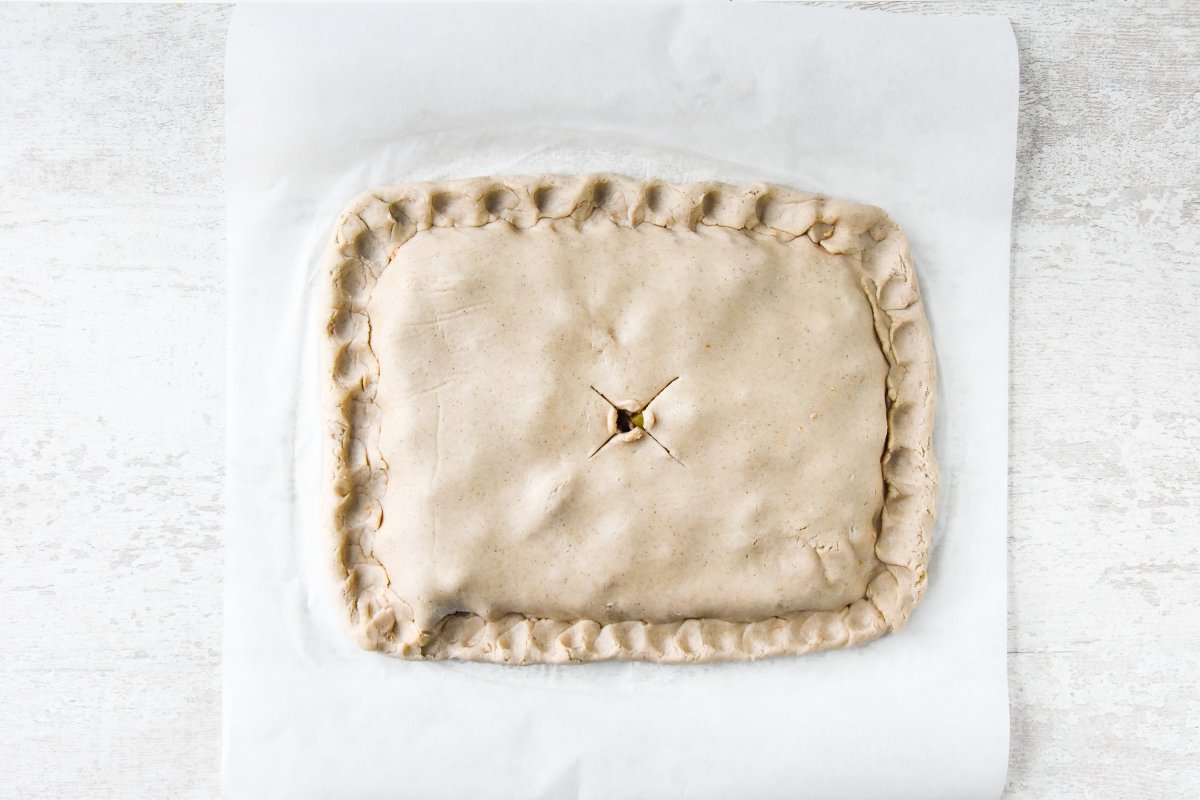 Tapamos con la otra mitad de la masa y sellamos los bordes