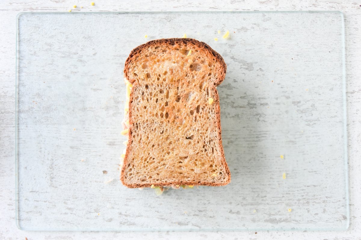 Tapamos el tuna melt con la otra rebanada