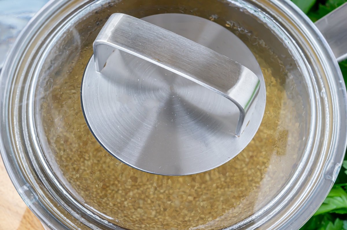 Tapar y reposar la quinoa cocida